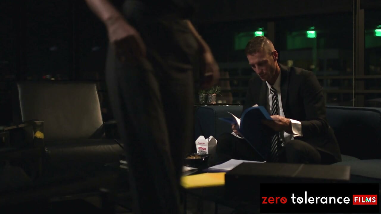 ZERO TOLERANCE FILMS - Praktikanten Kay Lovely knullar sin gifta chef efter arbetstid
