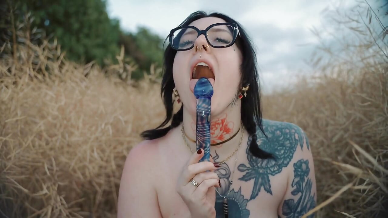 Cutesy Farmgirl Fucks Herself on a Walk