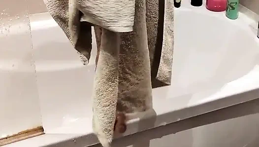 Pertunjukan lesbian langsing tetangga di kamar mandi & besar