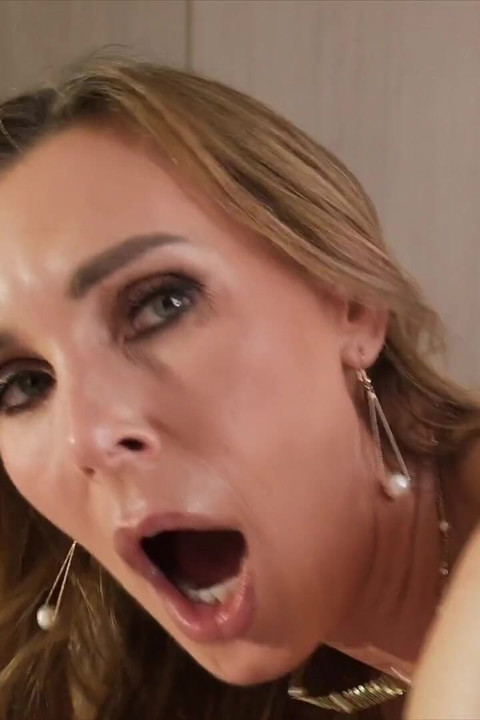 Milf legendară Tanya are prima experiență anală