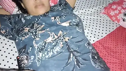 Все были вне дома, и я вошел в комнату моей сводной сестры, и я удивил ее запись ей понравилось, и мы в конце концов фу