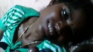 Schüchternes tamilisches Mädchen lutscht Schwanz mit Audio