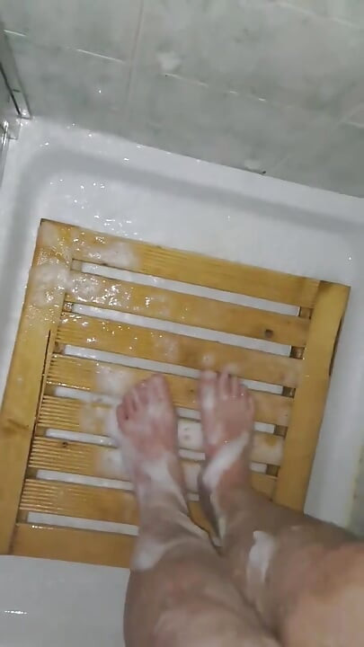 Mydlí mi nohy ve sprše