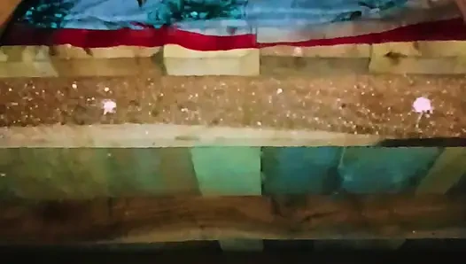 Sister-in-law's bad fucking and spreading both her legs, put the whole penis and took out the piss from the pussy.
