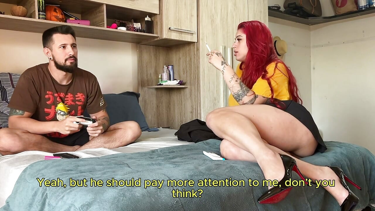 MILF de falda corta seduce al gamer fumador - El colega salió y ella pidió corrida en el culo