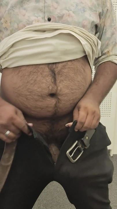 Epikus pillanat a "22 éves fiú ruhájának levétele egyedül kézimunkával"