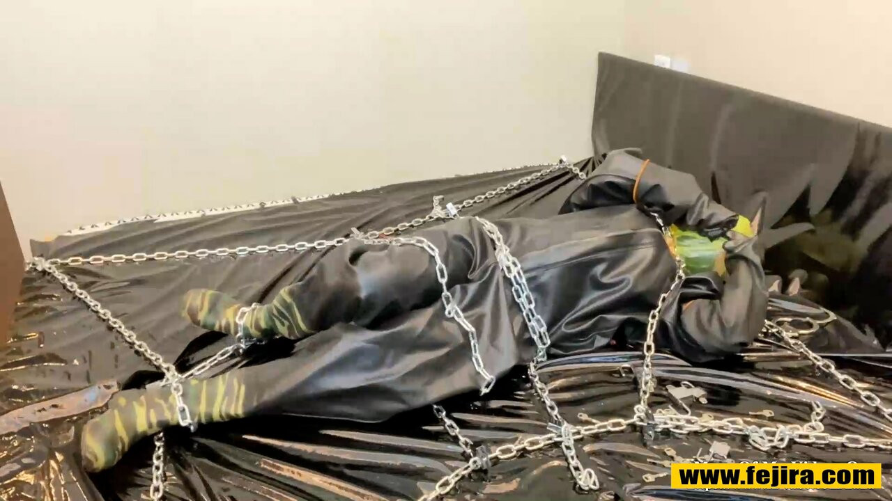 Fejira com - těžký latexový a řetězový self -bondage orgasmus