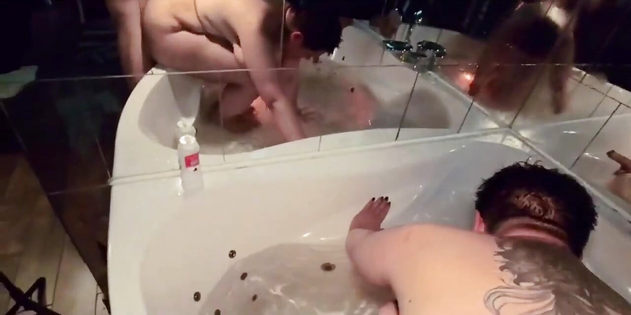 按摩浴缸里的热辣性爱, 水下口交, 和做爱