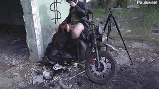 Cette MILF sexy adore la moto et les grosses bites