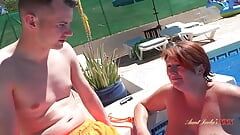 Auntjudysxxx-上流階級の巨乳クーガージョジョはプールで若い男を誘惑します