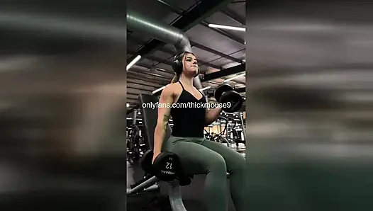 18 yaşındaki yumruk sokma kazası: canlı yayında kol dirseğini amına sokuyor