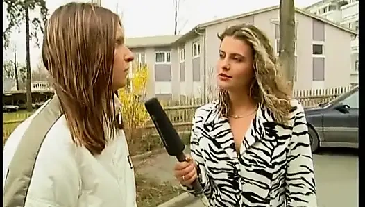 Tätowierte brünette zieht sich aus und zeigt heißen tätowierten körper