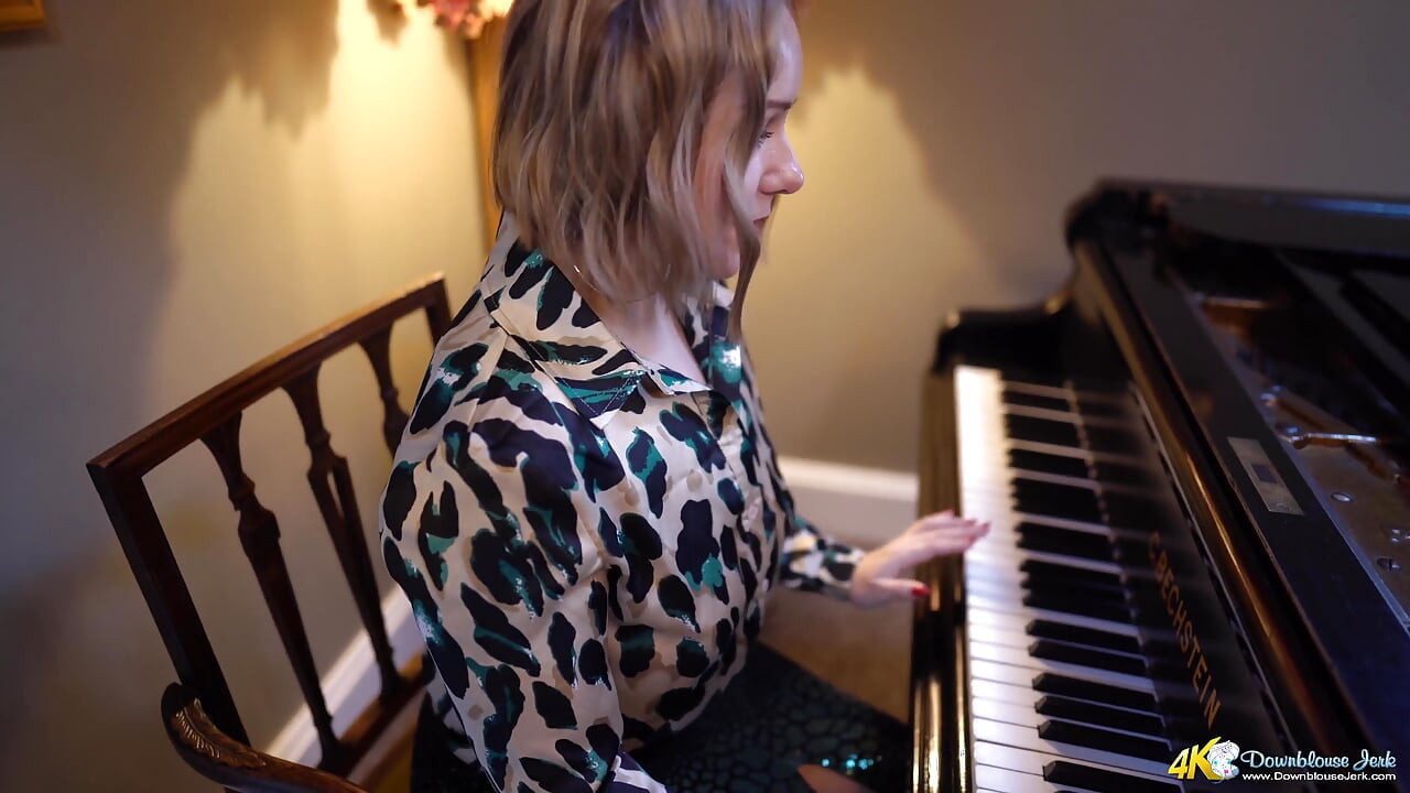 Ashley Rider - Nu port niciodată sutien!