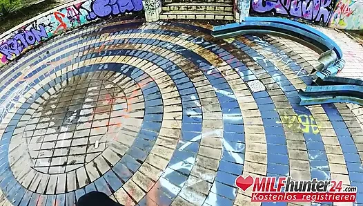 Orta yaşlı seksi kadın hunter anal seven orta yaşlı seksi bir sürtükle tanışıyor ve açık havada tüm deliklerini sikiyor