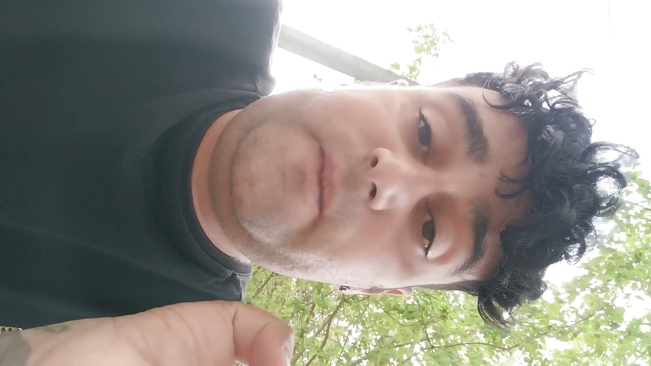 戶外抽菸，展示蛋蛋和軟軟的包皮雞巴