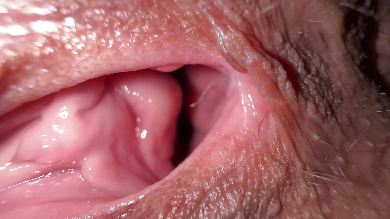 就在一個小時前，我第一次在咖啡館請她吃蛋糕，但現在我能聞到她屁股裡傳來的蛋糕味。