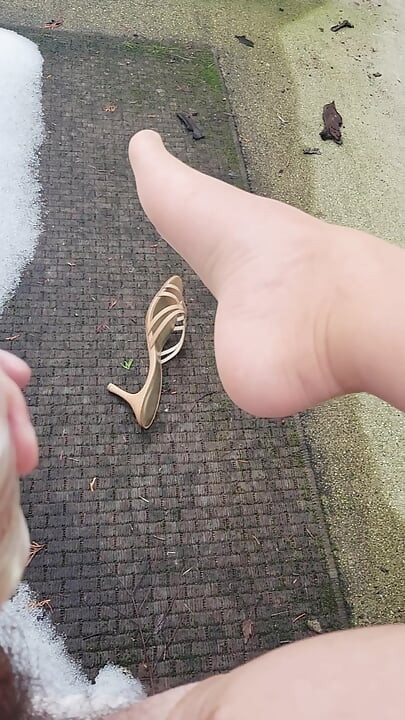 Indossa calze e tacchi all'aperto si sega