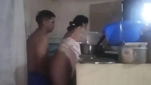 Bosku datang ke dapur untuk ngentot aku habis-habisan, aku sange banget!