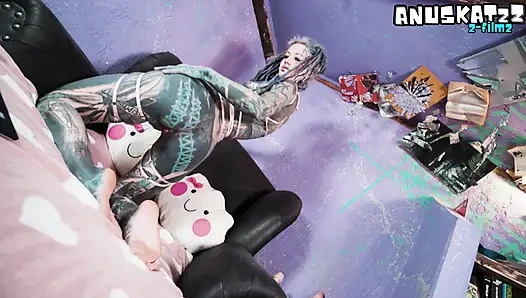 Altes mädchen mit vollem Ärmel wird vor kamera live, spielzeug in den arsch gefickt anal verrückt