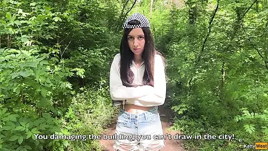 Ein mädchen beim zeichnen von Graffiti erwischt und im wald gefickt - komm im höschen