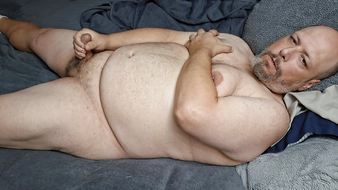 Chubby guy lays in bed and cums