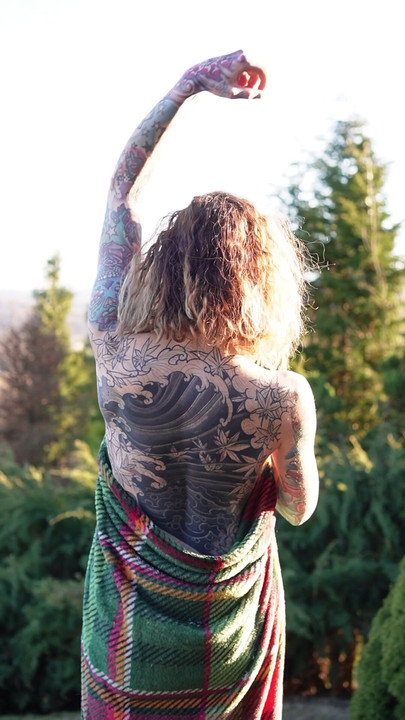 The forest sees me naked, only towel keeps the secret 🌿