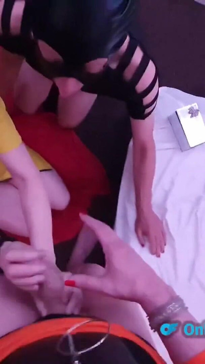 「素晴らしい巨根TGirl POV ThreeP Fuck a MILF」の必見の瞬間