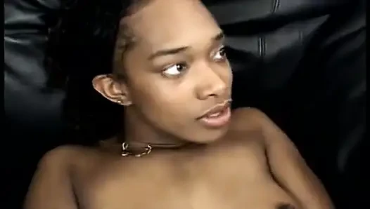 Gadis kulit hitam dengan pakaian perguruan tinggi menunggangi kontol hitam besar dan mendapat mani muncrat di wajahnya