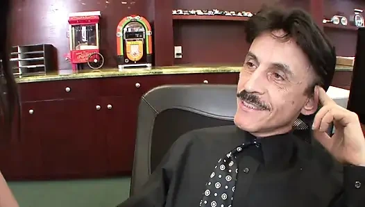 Die vollbusige schlampe wird von ihrem reifen chef gefickt