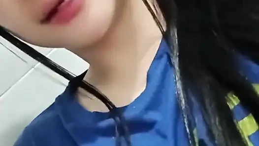 Şiddetli üvey kız kardeş gırtlağına kadar alıyor ve yarağın acımasız açlığıyla şarkı söylüyor