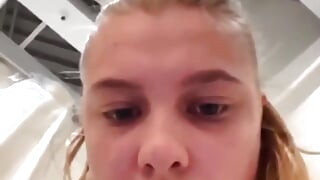 Muschi in der Öffentlichkeit fingern