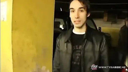 Dövmeli esmer kadın arka koltukta sakso çekiyor