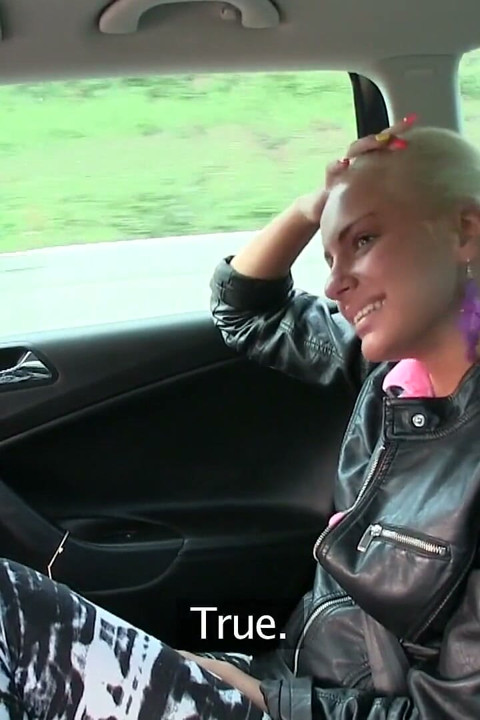 Fake Taxi - Le chauffeur de taxi échange une caresse contre du fric pour une bonne baise de la chatte d’une jeune blonde