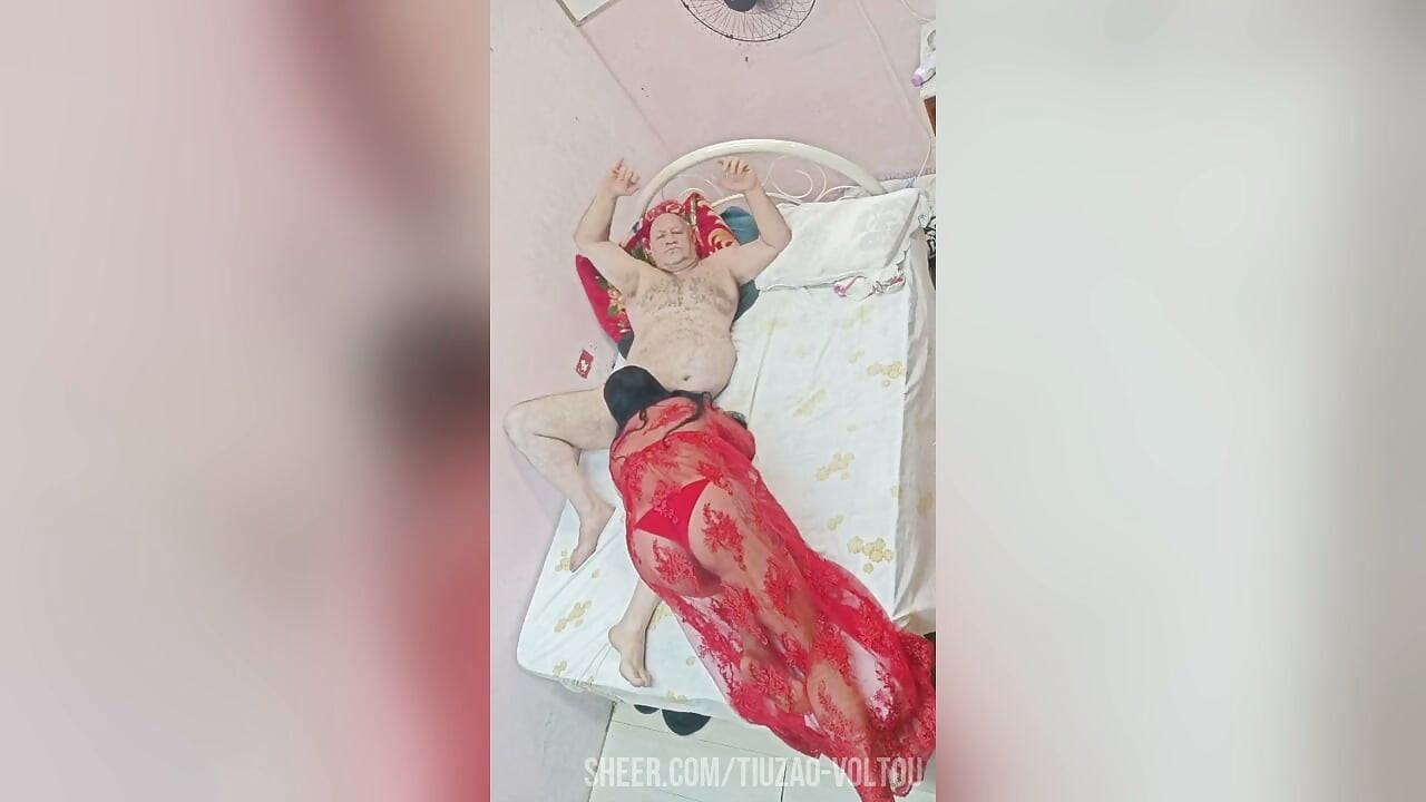 誘人的黑髮美女想要王冠