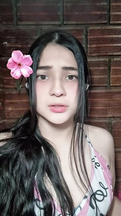 Venninnen min deler kjæresten sin med meg og vi knuller hardt i boblebadet