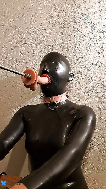 Doll's trainning to throatfuck with silicone mask
