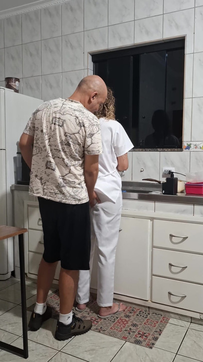 La femme de ménage se fait enculer dans la cuisine en faisant la vaisselle. | Clip 1