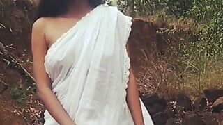 Une fille sree sans soutien-gorge dans la jungle