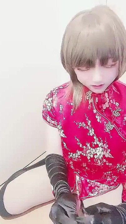 Trenutak koji morate podijeliti iz "Japanski transvestit Miya masturbira u kineskoj crvenoj haljini 8"