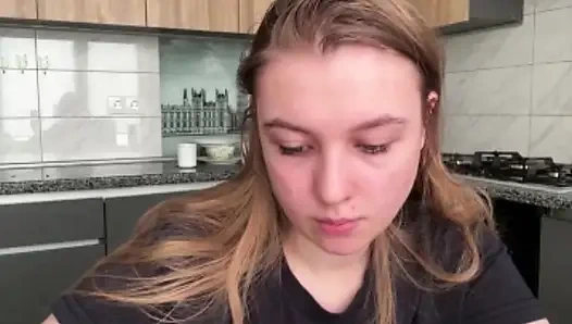 Jucielussie sabah mutfakta mastürbasyon yapıyor