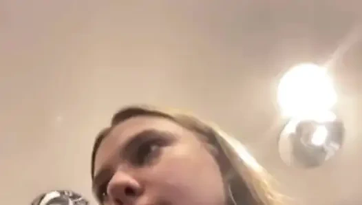 Jucielussie eating pants in public shopping