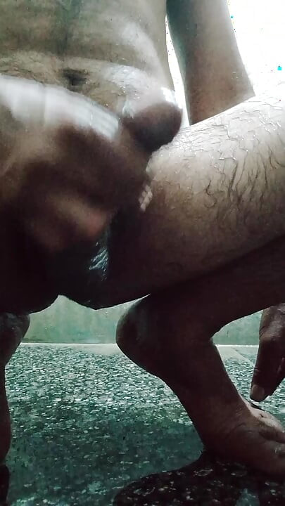 裸體洗澡男孩