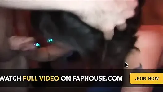 Olgun orta yaşlı seksi kadınlar vahşi grup seks partisi sırasında döl içinde sırılsıklam