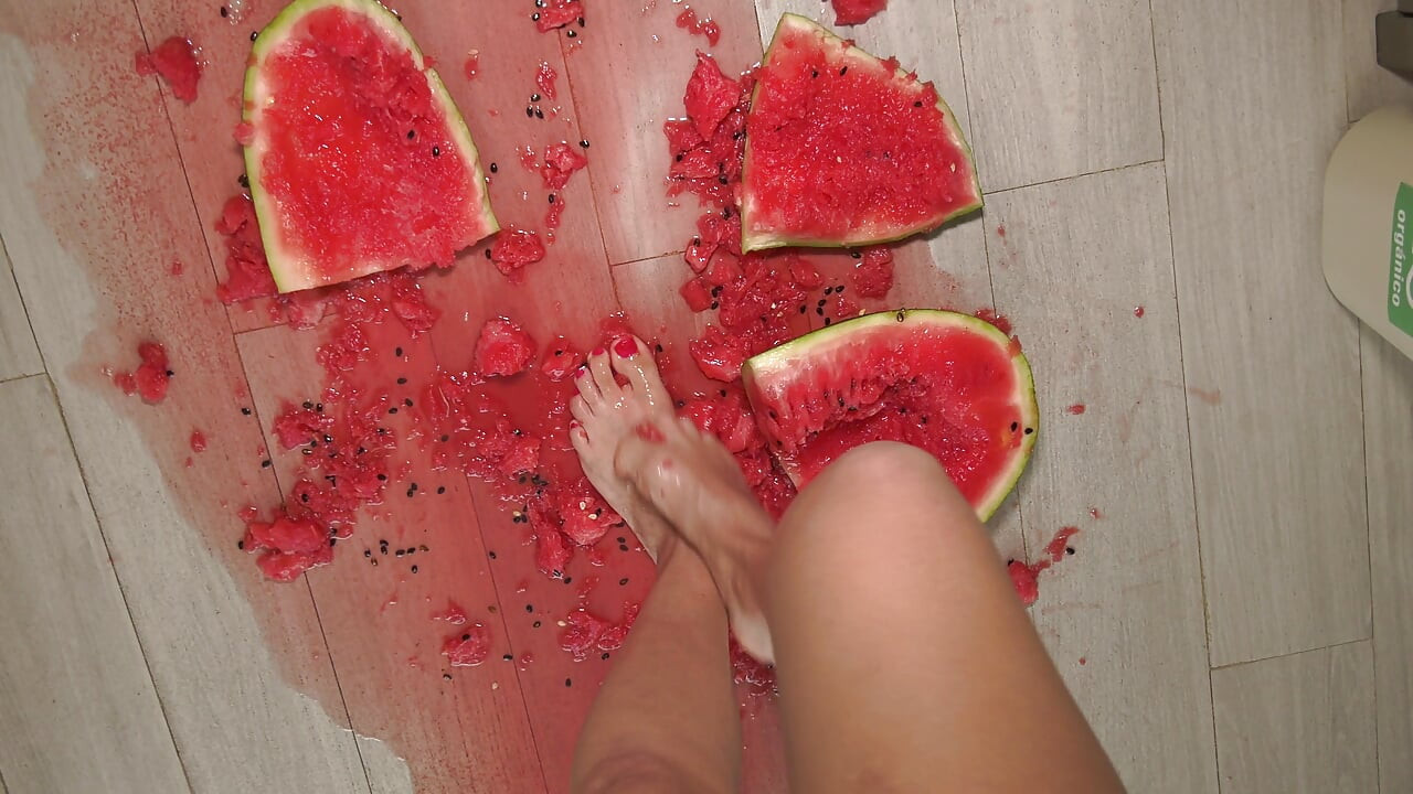 Грудастая милфа представляет свои ступни и играет с арбузом