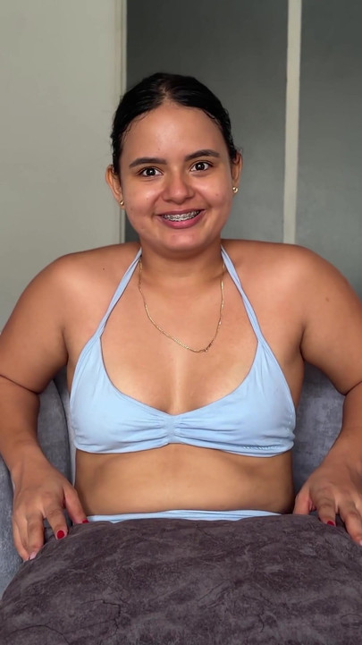 UNE DEMI-SŒUR SEXY ARRIVE DE LA SALLE DE SPORT À LA RECHERCHE D’UNE BITE | Clip 1