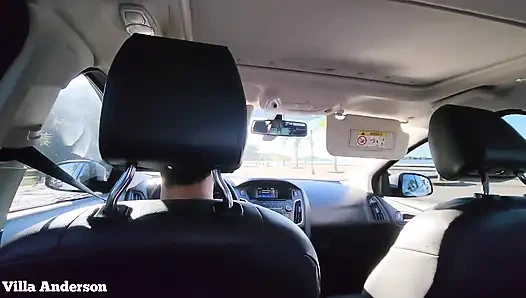 Seks anal di dalam mobil sambil jalan-jalan di pantai umum