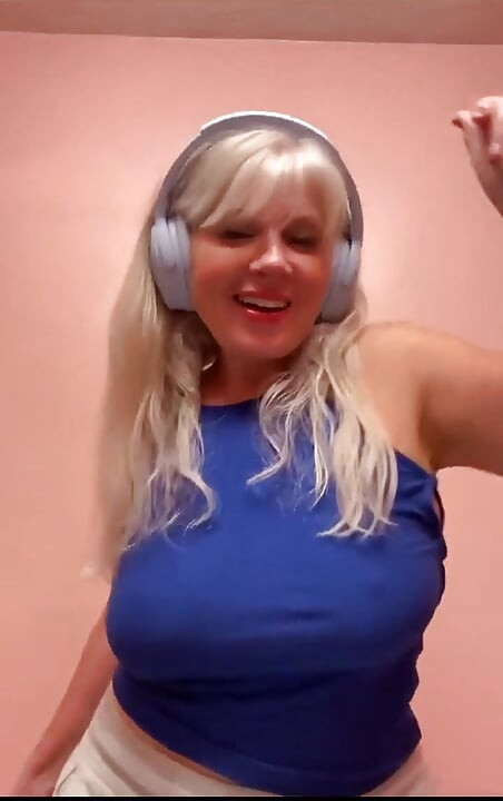 I Love to Clean.. and Wear.. No Bra