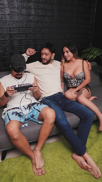 Fodendo a Meia-irmã Do Meu Melhor Amigo Enquanto Ele Está Jogando No Switch 2