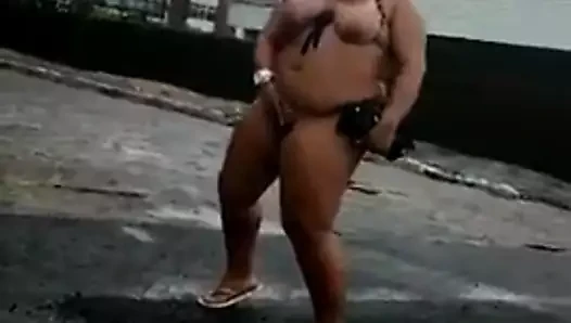 Тупая толстячка показывает интимные части тела на улице Тупая толстячка показывает интимные части тела на улице
