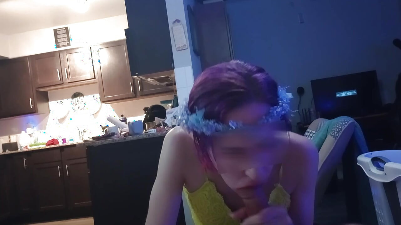 性感的網路精靈給予驚人的口交，被大雞巴狠狠操和支配，並被內射（特寫，POV）